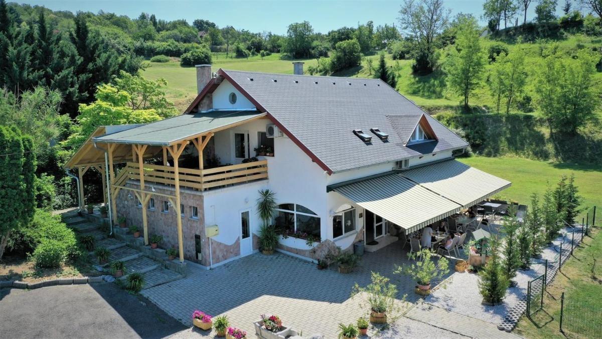 Borkuti Panzio Es Apartman Balatonszárszó Екстериор снимка