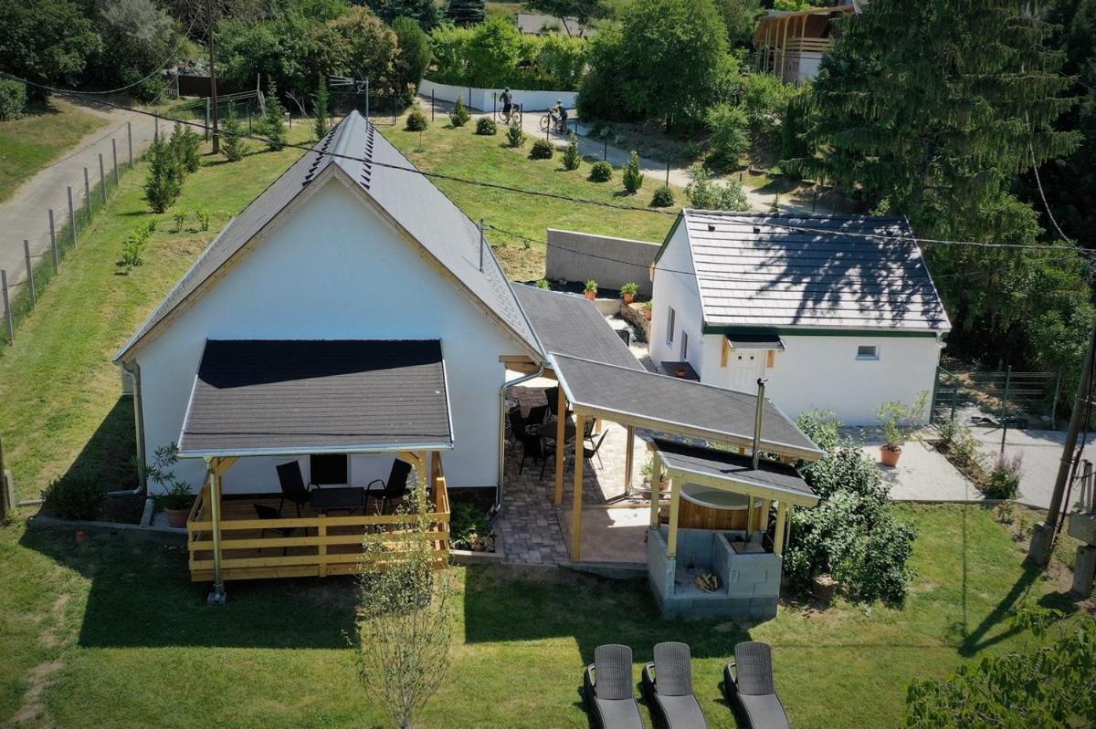 Borkuti Panzio Es Apartman Balatonszárszó Екстериор снимка