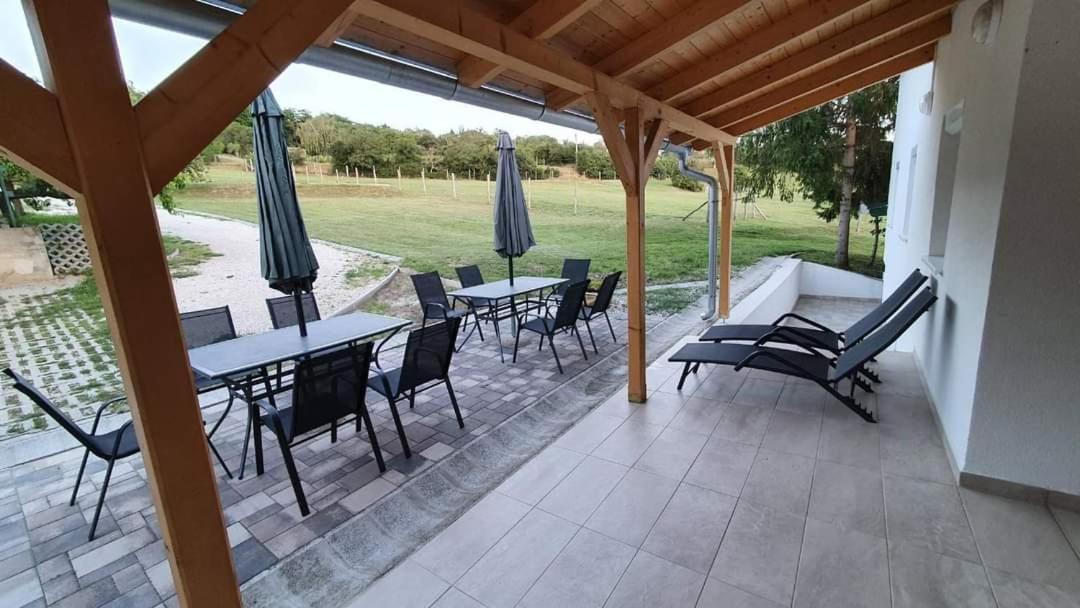 Borkuti Panzio Es Apartman Balatonszárszó Екстериор снимка